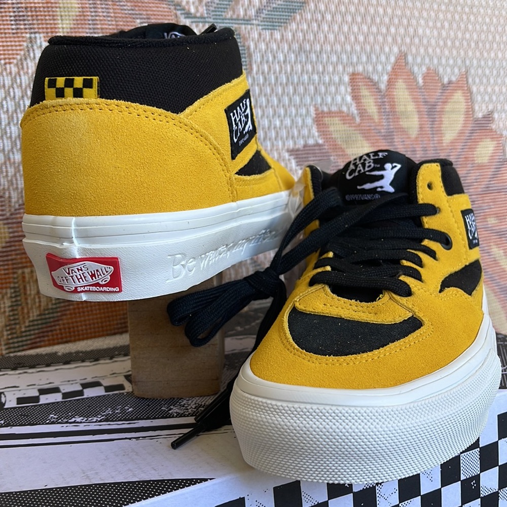 Vans • WMNS Skate Half Cab
Bruce Lee Black/Yellow
VN0A5FCDY23
Sneakers - Picture 10 of 16